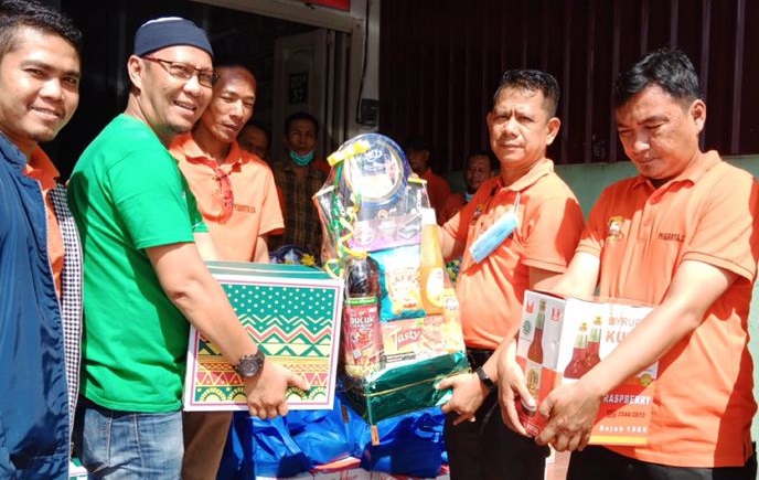 Momen Berbagi Paket Lebaran dari Ketua Pewarta Polrestabes Medan Chairum Lubis, Jumat (29/04/2022), (Foto: V24/M.anwar)