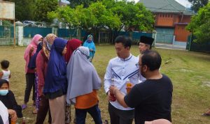 M Afri Rizki Lubis Menggelar Bakti Sosial di Kelurahan Pangkalan Mashur Medan, Jumat (29/04/2022), (Foto: V24/AL) M Afri Rizki Lubis Menggelar Bakti Sosial di Kelurahan Pangkalan Mashur Medan, Jumat (29/04/2022), (Foto: V24/AL)