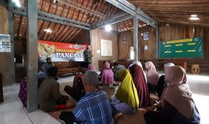Babinsa Memberikan Sosialisasi Pancasila Agar Masyarakatnya Bertingkah Baik, Jumat (29/04/2022), (Foto: V24/AL)