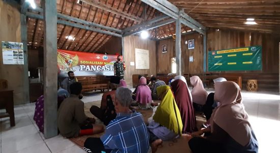 Babinsa Memberikan Sosialisasi Pancasila Agar Masyarakatnya Bertingkah Baik, Jumat (29/04/2022), (Foto: V24/AL)