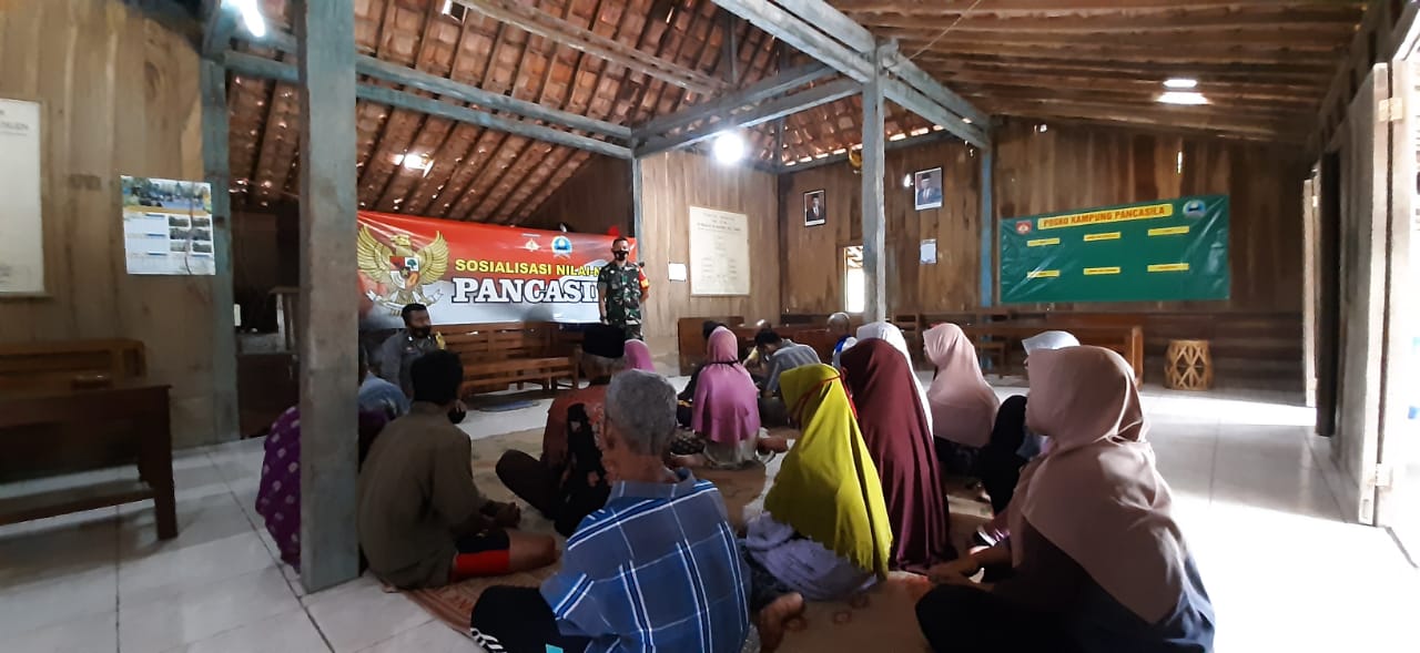 Babinsa Memberikan Sosialisasi Pancasila Agar Masyarakatnya Bertingkah Baik, Jumat (29/04/2022), (Foto: V24/AL)
