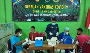 Kegiatan Serbuan Vaksin di Pantau Oleh Dandim 0735 Surakarta Letkol Inf Devi Kristiono , Jumat (29/04/2022), (Foto: V24/AL)