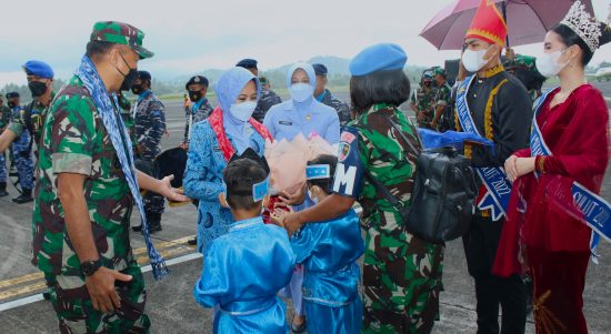 Kunjungan Kerja Kasau Disuguhi Tari Kabasaran, Tarian Perang Rakyat Minahasa, Senin (09/05/2022), (Foto: V24/AL)