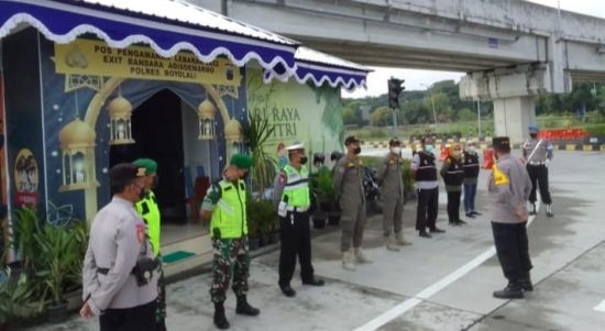 Kegiatan Pengamanan Posko Lebaran Bertempat di Exit Tol Bandara Adi Soemarmo, Minggu (01/05/2022), (Foto: V24/Rudi)
