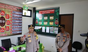 kunjungannya Kapolda meninjau sarana prasarana serta personil yang ditugaskan di pos terpadu, Jumat (29/04/2022), (Foto: V24/AL)