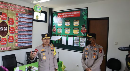 kunjungannya Kapolda meninjau sarana prasarana serta personil yang ditugaskan di pos terpadu, Jumat (29/04/2022), (Foto: V24/AL)