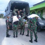 Penyaluran Zakat Fitrah yang Dipimpin Oleh Wadanpos Sertu Kasmar, Minggu (01/05/2022), (Foto: V24/AL)