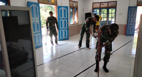 Kegiatan Ini Dilakukan Oleh 5 Orang Personil Pos Panga , Minggu (01/05/2022), (Foto: V24/AL)
