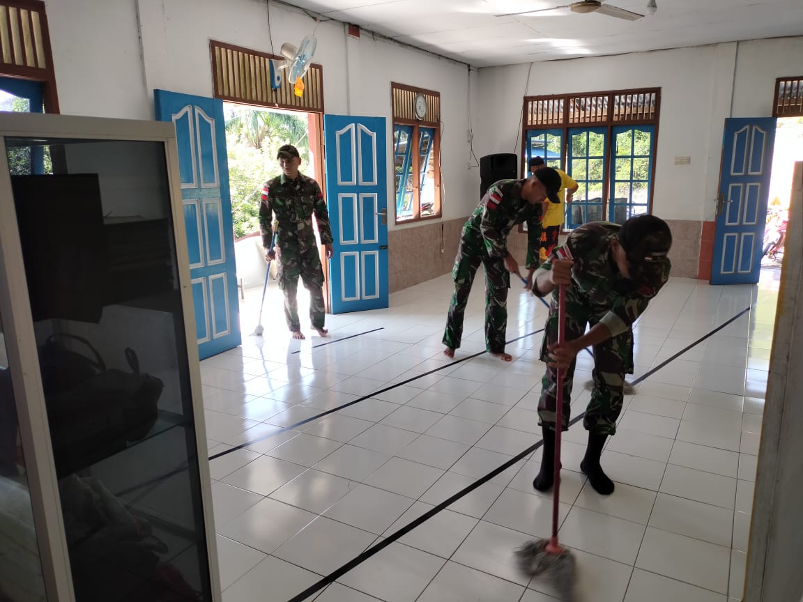 Kegiatan Ini Dilakukan Oleh 5 Orang Personil Pos Panga , Minggu (01/05/2022), (Foto: V24/AL)