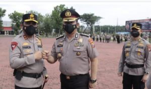 Kapoldasu mengucapkan selamat pada Pak Ikhwan Lubis, Jumat (29/04/2022), (Foto: V24/M.anwar) Kapoldasu mengucapkan selamat pada Pak Ikhwan Lubis, Jumat (29/04/2022), (Foto: V24/M.anwar)