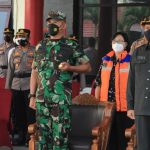 Dandim 0808/Blitar Letkol Inf Didin Nasruddin Darsono mengikuti apel gabungan, Minggu (01/05/2022), (Foto: V24/Madli)