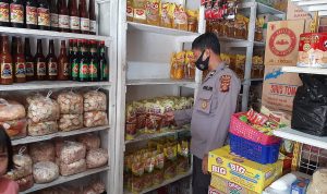Personil Sat Binmas Langsung Melakukan Pemantauan Peredaran Minyak Goreng, Minggu (01/05/2022), (Foto: V24/AL)