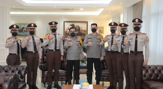 Kapolda Sumut juga di dampingi Wakapolda Sumu dan Kabid Humas Polda Sumut, Sabtu (01/05/2022), (Foto: V24/M.anwar)