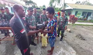 Kegiatan Bagi-Bagi Sembako Tersebut Merupakan Bentuk Kepedulian Satgas, Senin (02/05/2022), (Foto: V24/AL)