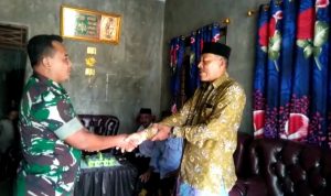 Serda Heri Siswoyo Babinsa Koramil 14/Rantau Peureulak yang melaksanakan anjangsana , Senin (02/05/2022), (Foto: V24/AL)