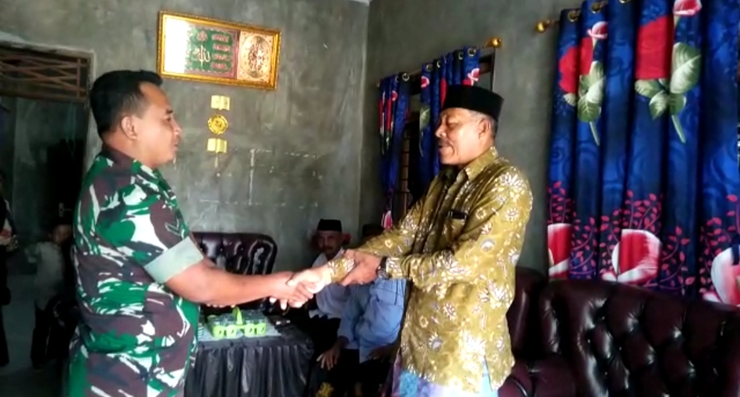 Serda Heri Siswoyo Babinsa Koramil 14/Rantau Peureulak yang melaksanakan anjangsana , Senin (02/05/2022), (Foto: V24/AL)