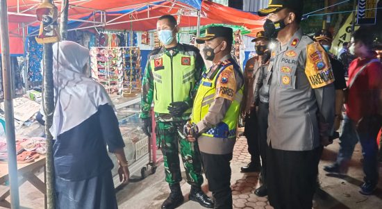 Petugas Patroli Gabungan Bergerak Mulai dari Halaman Polres Blitar Kota dan Berkeliling, Minggu (01/05/2022), (Foto: V24/Madli)