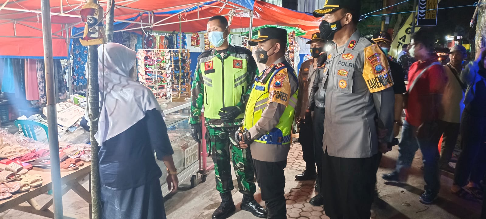 Petugas Patroli Gabungan Bergerak Mulai dari Halaman Polres Blitar Kota dan Berkeliling, Minggu (01/05/2022), (Foto: V24/Madli)