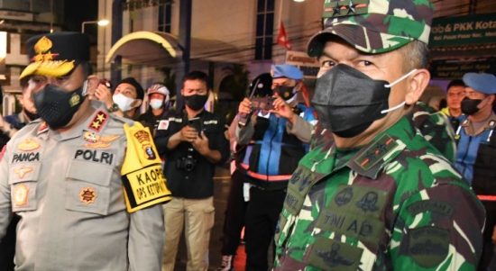 PJU TNI-Polri Malam Melakukan Patroli Pengamanan, Senin (02/05/2022), (Foto: V24/M.anwar)