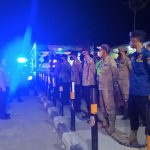 H. Bakhtiar Mogaza Juga Menyalami Jamaah Malam Takbir Idul Fitri 1443 H yang Melintas, Minggu (01/05/2022), (Foto: V24/AL)