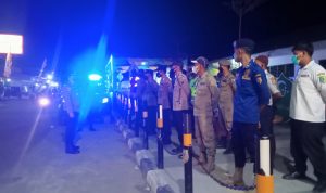 H. Bakhtiar Mogaza Juga Menyalami Jamaah Malam Takbir Idul Fitri 1443 H yang Melintas, Minggu (01/05/2022), (Foto: V24/AL)