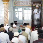 Bertindak sebagai Khatib adalah Ustad Dr. M. Thohar Al Abza, MA , Senin (02/05/2022), (Foto: V24/AL)