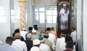 Bertindak sebagai Khatib adalah Ustad Dr. M. Thohar Al Abza, MA , Senin (02/05/2022), (Foto: V24/AL)