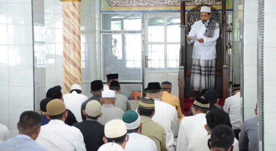 Bertindak sebagai Khatib adalah Ustad Dr. M. Thohar Al Abza, MA , Senin (02/05/2022), (Foto: V24/AL)
