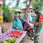 Sertu Azlin Babinsa Koramil 22/Langsa Barat Terlihat Sedang Turun ke Kedai-Kedai, Selasa (03/05/2022), (Foto: V24/AL)