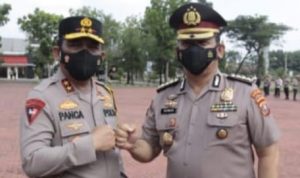 Dari pangkat AKBP kini Ikhwan Lubis resmi berpangkat Kombes.Pol., Selasa (29/05/2022), (Foto: V24/M.anwar) Dari pangkat AKBP kini Ikhwan Lubis resmi berpangkat Kombes.Pol., Selasa (29/05/2022), (Foto: V24/M.anwar)