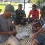 Danramil 1615-06/Terara Letnan Satu Inf I Wayan Pande memberikan apresiasi, Selasa (03/05/2022), (Foto: V24/AL)