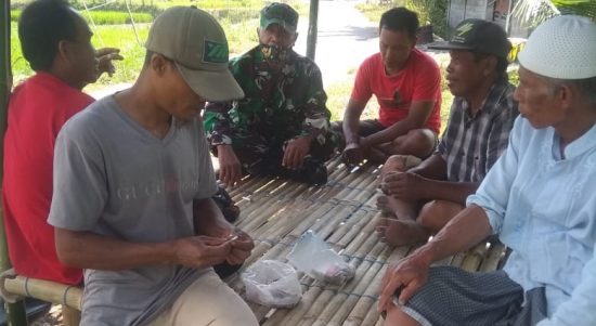 Danramil 1615-06/Terara Letnan Satu Inf I Wayan Pande memberikan apresiasi, Selasa (03/05/2022), (Foto: V24/AL)