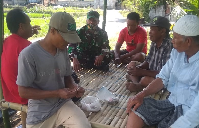 Danramil 1615-06/Terara Letnan Satu Inf I Wayan Pande memberikan apresiasi, Selasa (03/05/2022), (Foto: V24/AL)