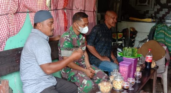 Kegiatan Komsos yang Dilaksanakan Babinsa Memberikan Himbauan, Rabu (04/05/2022), (Foto: V24/AL)