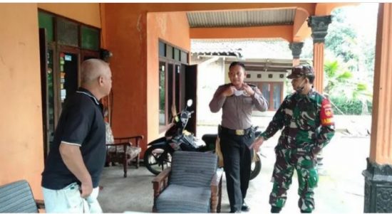 Babinsa Melaksanakan Anjangsana Serta Komunikasi Sosial di wilayah Binaan, Rabu (04/05/2022), (Foto: V24/Rudi)