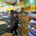 Tidak Luput dari Pemeriksaan Petugas Guna Memastikan Stok Minyak Goreng Aman, Rabu (04/05/2022), (Foto: V24/AL)