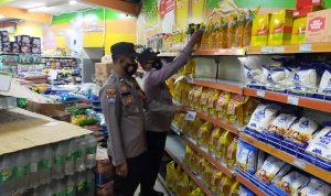 Tidak Luput dari Pemeriksaan Petugas Guna Memastikan Stok Minyak Goreng Aman, Rabu (04/05/2022), (Foto: V24/AL)