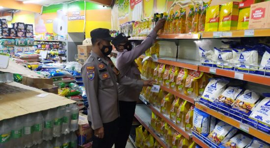 Tidak Luput dari Pemeriksaan Petugas Guna Memastikan Stok Minyak Goreng Aman, Rabu (04/05/2022), (Foto: V24/AL)