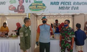Letda Inf Lamidi dan Letda Arh Ismani Mendapatkan Kesempatan untuk Berkomunikasi, Rabu (04/05/2022), (Foto: V24/AL)