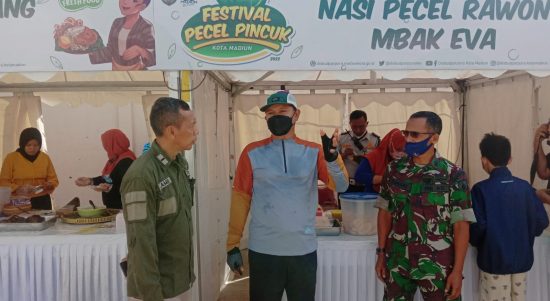Letda Inf Lamidi dan Letda Arh Ismani Mendapatkan Kesempatan untuk Berkomunikasi, Rabu (04/05/2022), (Foto: V24/AL)