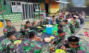 Warga Yang Tinggal di Sekitar Pos Kotis dan Turut Berkunjung di Pos Kotis, Rabu (04/05/2022), (Foto: V24/AL)