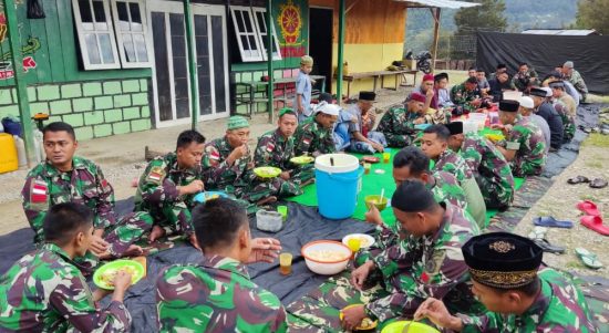 Warga Yang Tinggal di Sekitar Pos Kotis dan Turut Berkunjung di Pos Kotis, Rabu (04/05/2022), (Foto: V24/AL)