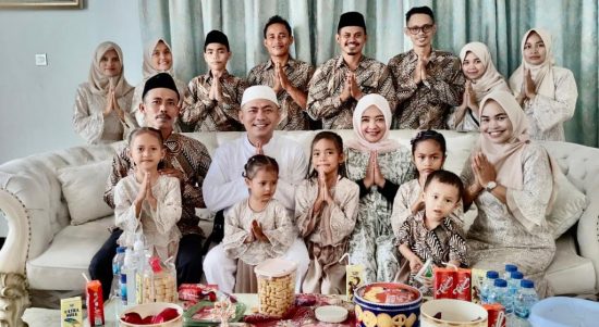 Komisi IX DPR RI Fraksi PDI Perjuangan, Dr. Dewi Aryani, M.Si menggelar kegiatan santunan dan silaturahmi bersama anak yatim dan tokoh masyarakat di Kabupaten , Rabu (04/05/2022), (Foto: V24/AL)