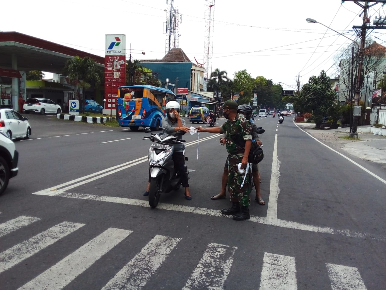 Prokes Terutama Menggunakan Masker di Jalan Veteran Serengan Kota Surakarta, Kamis (05/05/2022), (Foto: V24/AL)