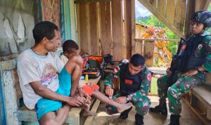 Bapak Yones (53) Salah Satu Warga Mengucapkan Terima Kasih Kepada Satgas, Kamis (05/05/2022), (Foto: V24/AL)