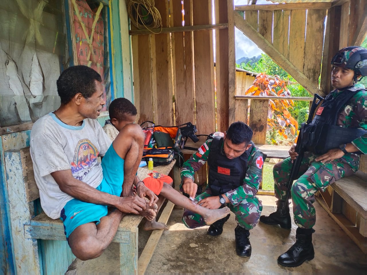 Bapak Yones (53) Salah Satu Warga Mengucapkan Terima Kasih Kepada Satgas, Kamis (05/05/2022), (Foto: V24/AL)