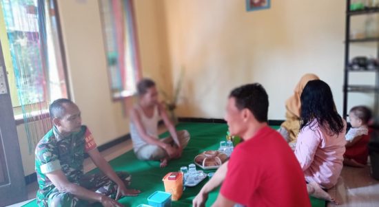 Kodim 0808/Blitar Serda Wahyu Pudjiantono Mempererat Silaturahmi, Rabu (04/05/2022), (Foto: V24/Madli)