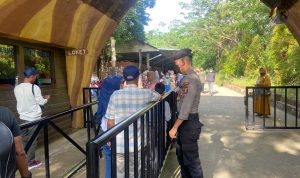Sat Samapta disiagakan dalam pengamanan objek wisata Taman Lafang Budaya, Rabu (04/05/2022), (Foto: V24/AL)