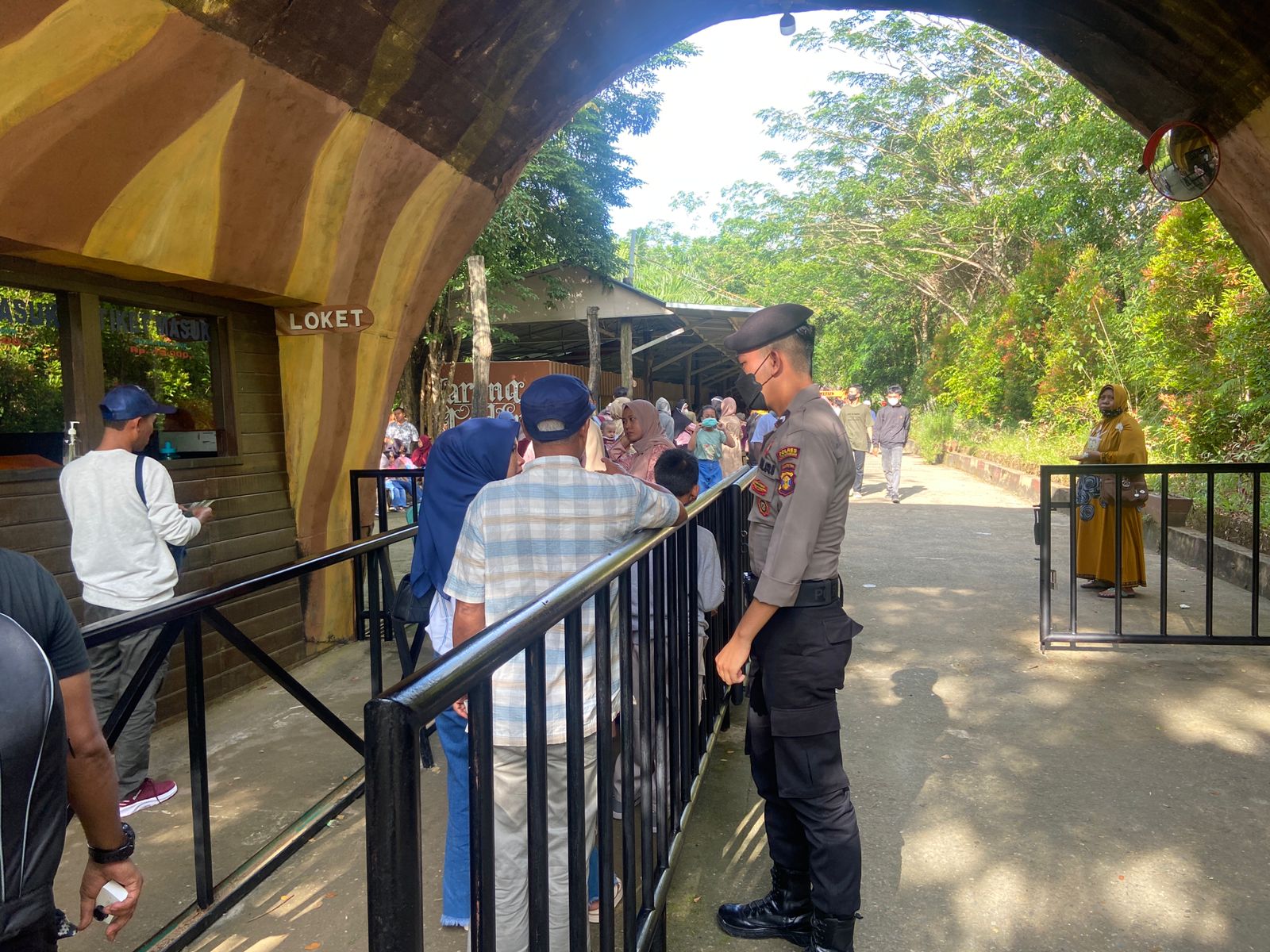 Sat Samapta disiagakan dalam pengamanan objek wisata Taman Lafang Budaya, Rabu (04/05/2022), (Foto: V24/AL)
