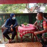Babinsa Sertu Darsidi Menekankan Kepada Masyarakat Khususnya Ibu-Ibu PKK, Jumat (06/05/2022), (Foto: V24/Madli)